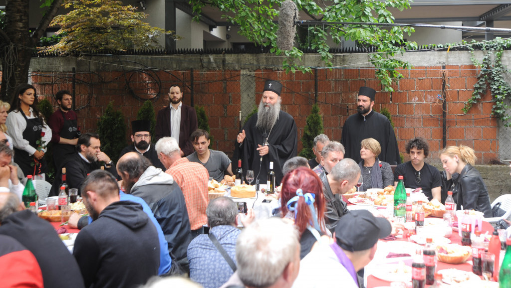 Patrijarh Porfirije na ručku sa beskućnicima: Želim da poslednju reč u našim životima ima radost