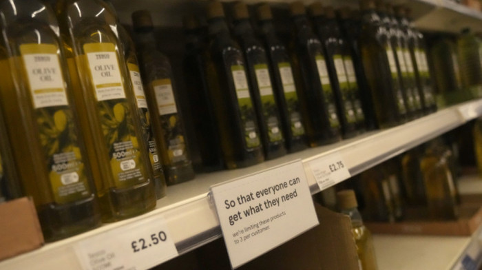 Prodavali suncokretovo kao maslinovo ulje: U Solunu uhapšeni otac i sin zbog prevare