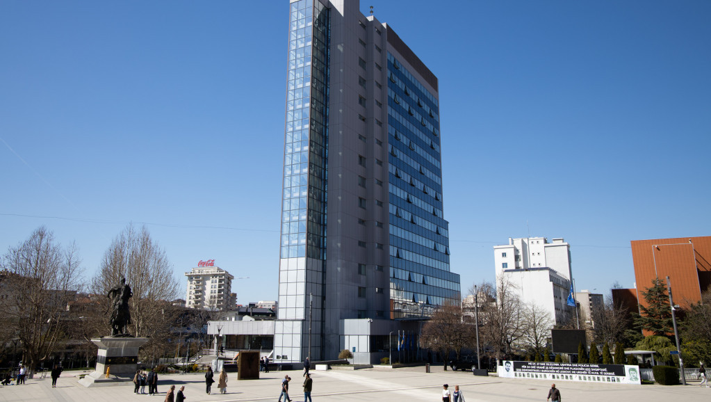 Zgrada vlade u Prištini ofarbana u crno, aktivisti ukazuju na netransparentnost