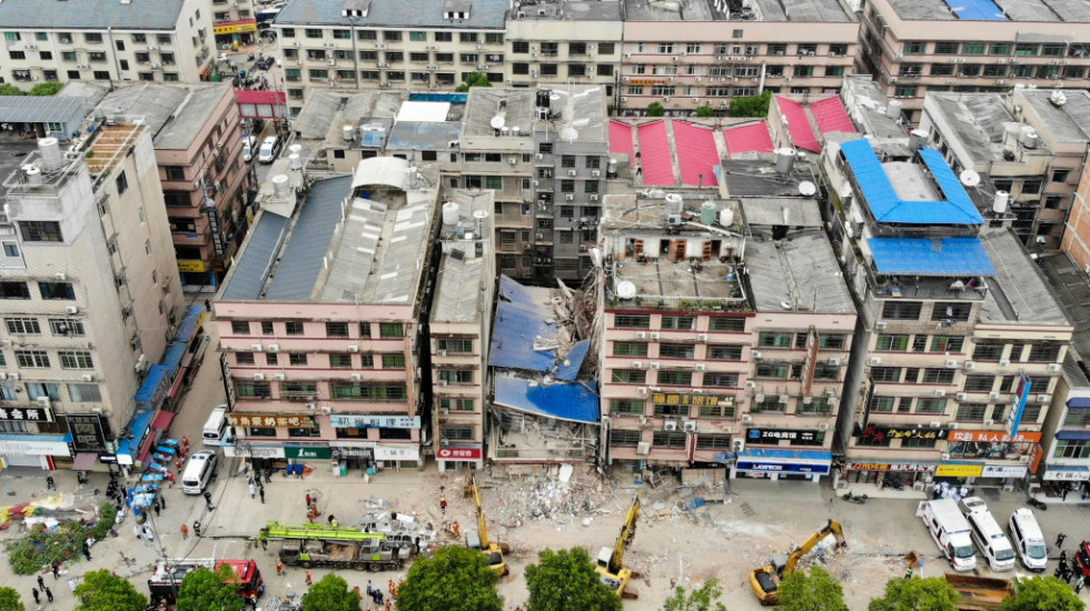 Srušila se zgrada u Kini, zarobljene 23 osobe, pet spaseno iz ruševina