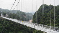 Otvoren najduži stakleni most na svetu - spaja dve planine u Vijetnamu i nalazi se na visini od 150 metara