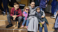 Anđelina Džoli iznenadila Ukrajince: Holivudska glumica pila kafu u Lavovu, razgovarala sa decom i volonterima