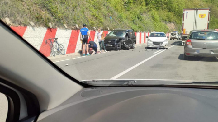 Teška saobraćajna nezgoda kod Lučana: Sudar tri putnička automobila, jedno vozilo potpuno smrskano