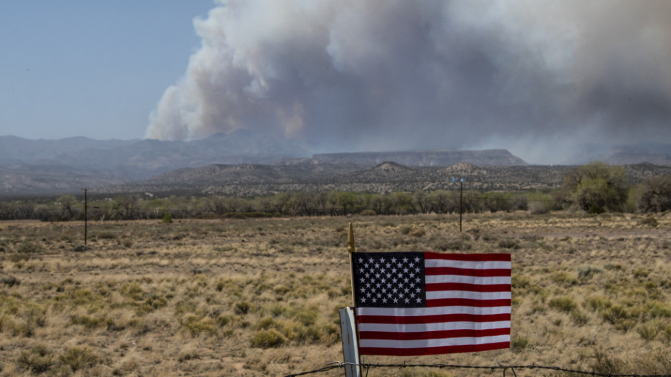Hiljadu vatrogasaca gasi najveći aktivni šumski požar u SAD, vatrena stihija se bliži naseljenim mestima u Novom Meksiku