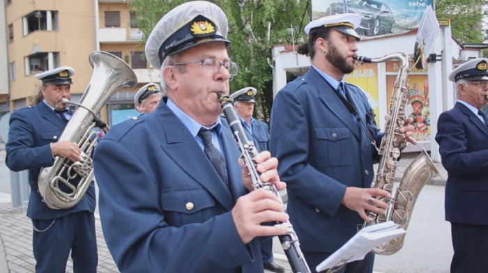 Čačani se probudili uz zvuke trube: Prvojmaska "budilica" tradicija duga šest decenija