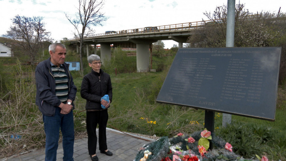 Petrovići zapalili sveće na mestu pogibije svoje dece: "Sanjala sam ih non-stop, sada ne mogu"