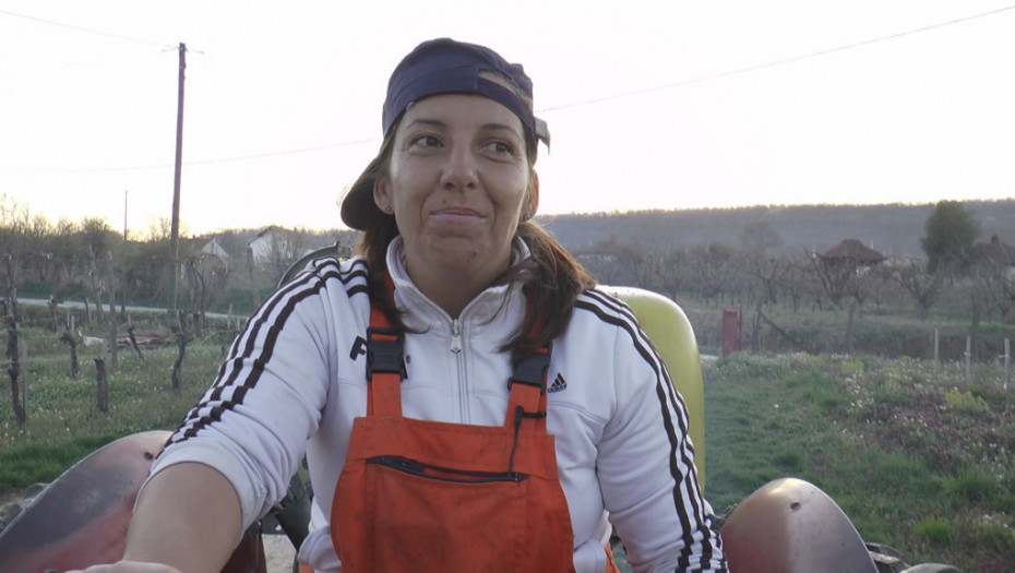 "Super žena" iz Božurnja kod Topole: Samohrana majka, koja igra fudbal i obrađuje četiri hektara zemlje