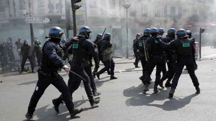 Sukob policije i demonstranata u Parizu: Anarhisti pljačkali poslovne prostorije u centru grada, uhapšeno 45 osoba