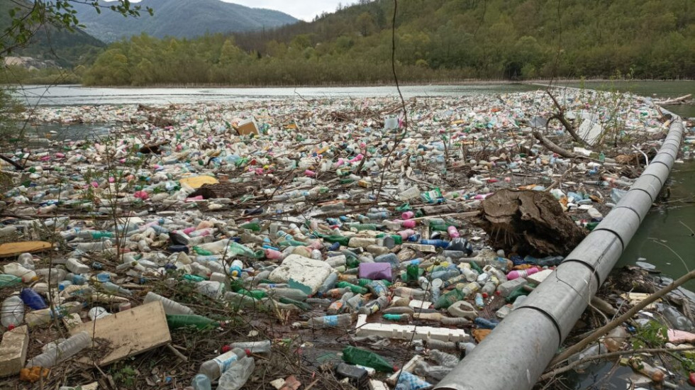 Više hiljada flaša i drugog smeća pluta vodom: Na Potpećkom jezeru više od 200 kubika otpada