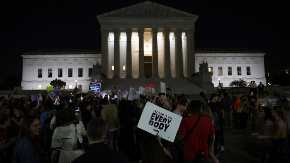 "Dalje od naših tela": Demonstranti širom SAD na ulicama traže zaštitu prava na abortus