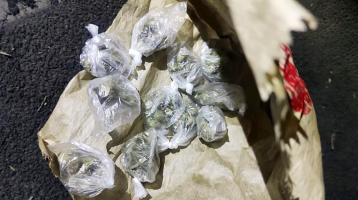 Policija uhapsila dilera u školi u Zemunu, bacio kesu sa 11 paketića za koje se sumnja da je marihuana