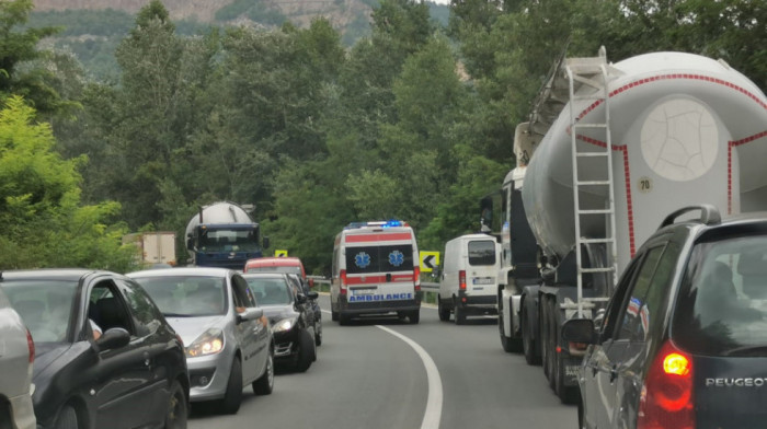 Sudar kamiona i motocikla na putu Kragujevac-Topola, jedna osoba poginula