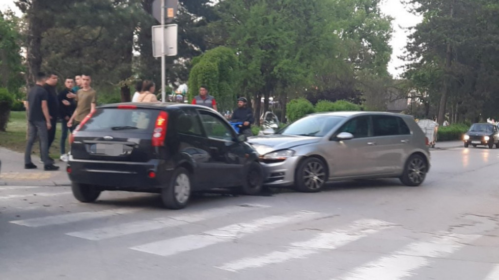 "Čuli smo škripu kočnica i jak udar": Direktan sudar automobila na pešačkom prelazu u Čačku