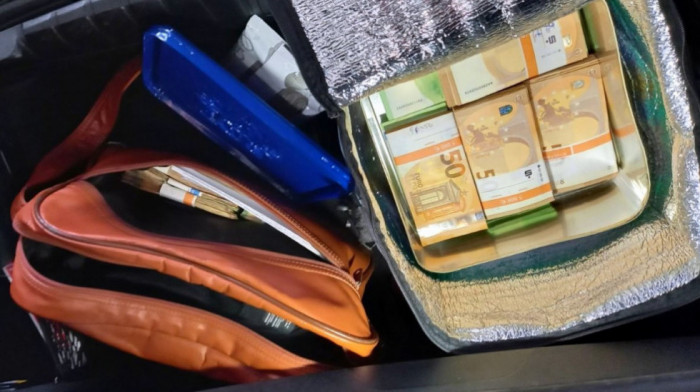 Carinici na Horgošu zaplenili skoro 154.000 neprijavljenih evra skrivenih u autobusu