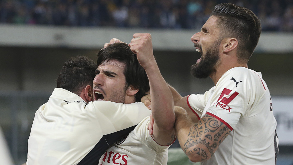 Milan slavio u Veroni i ostao lider Serije A