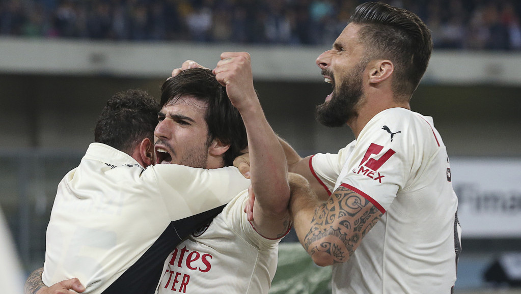 Milan slavio u Veroni i ostao lider Serije A