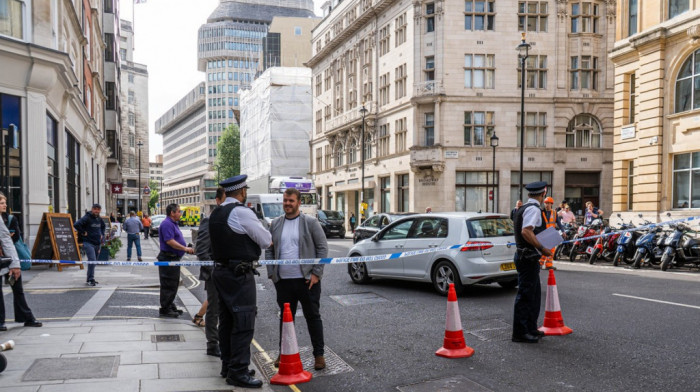 Hemijski incident u Londonu: Na ljude bačena korozivna supstanca, povređeno devet osoba među kojima ima i dece