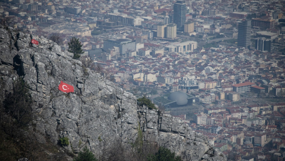 Srušio se plafon u tržnom centru u Bursi, strahuje se da ima mrtvih