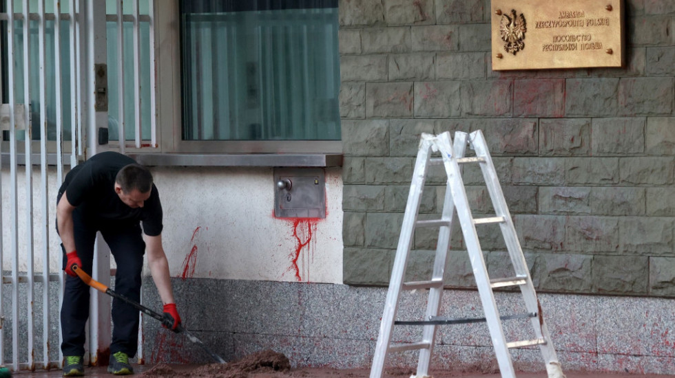 Bačena crvena boja na ambasadu Poljske u Moskvi, zaposleni pokušali da uklone boju