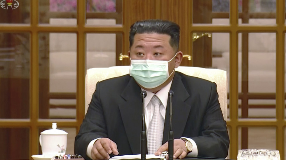 Kim Džong Un prvi put u javnosti sa maskom na licu