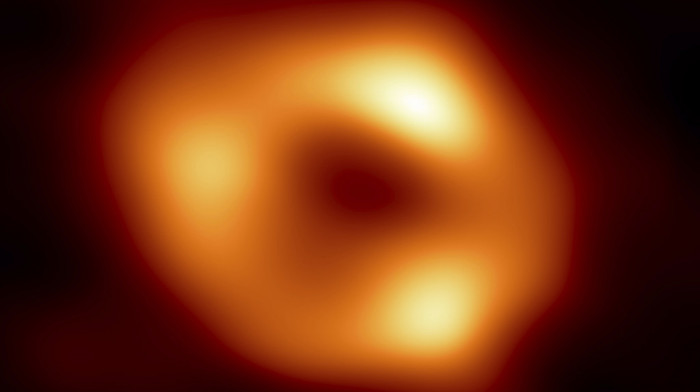 Prva fotografija velike crne rupe u našoj galaksiji - Strelac A "svega" 27.000 svetlosnih godina udaljen od Zemlje