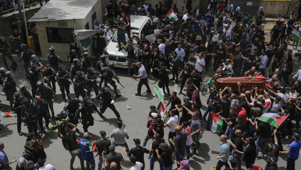 Hiljade na ulicama Jerusalima zbog sahrane poginule novinarke, izraelska policija upotrebila je suzavac i pendreke