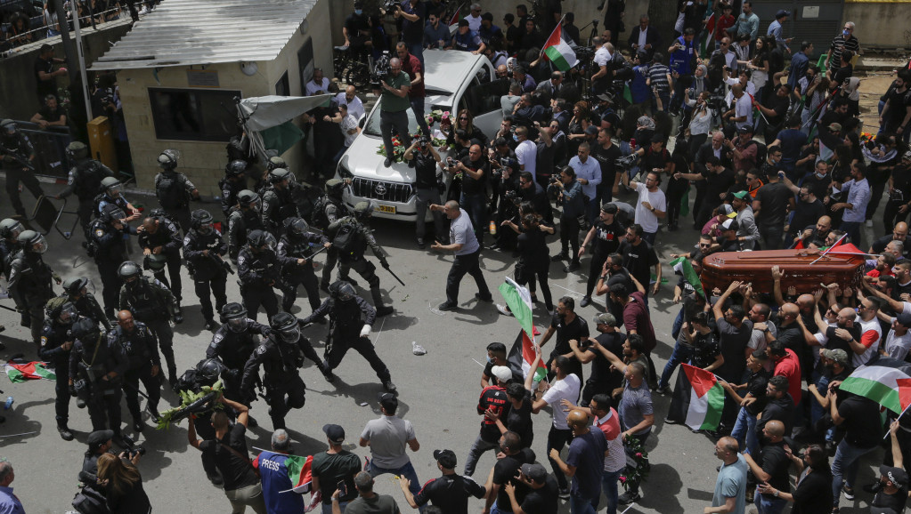 Hiljade na ulicama Jerusalima zbog sahrane poginule novinarke, izraelska policija upotrebila je suzavac i pendreke