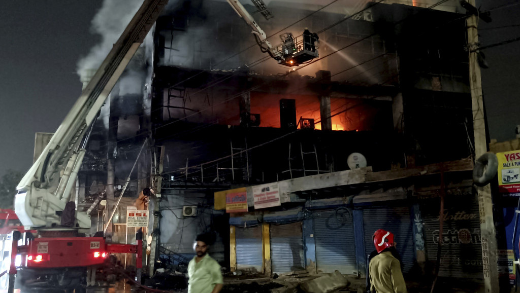 U požaru u Nju Delhiju najmanje 27 nastradalih