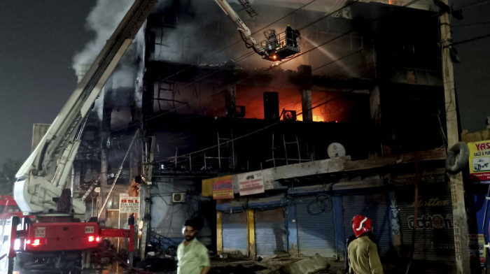 Petoro ljudi poginulo u požaru u indijskoj fabrici parfema, devetoro nestalo