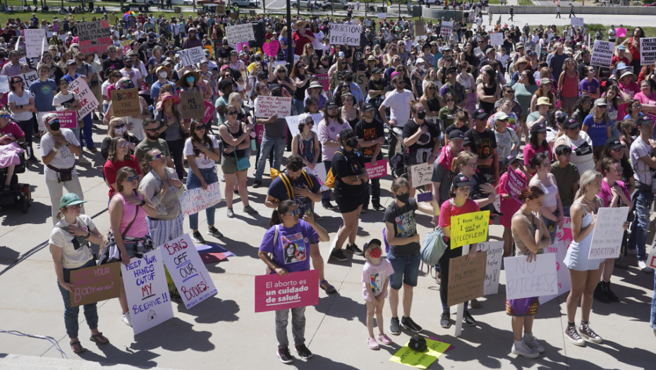 Stotine protesta u SAD za pravo na abortus, među demonstrantima i demokratski senatori