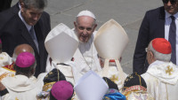 Papa kanononizovao 10 osoba, među njima holandskog sveštenika i francuskog monaha