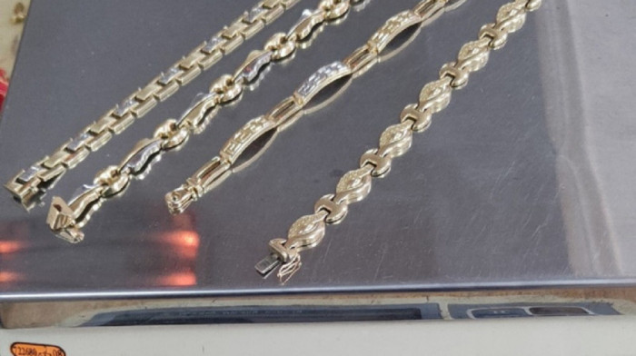 Carinici zaplenili 400 grama zlata na Gradini: Žena pokušala nakit da prošvercuje u rancu