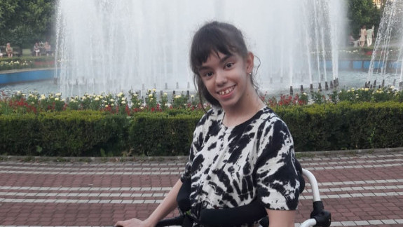 Mari (16) je potrebna naša pomoć: Hrabra devojčica se bori sa cerebralnom paralizom i mora na operaciju u SAD