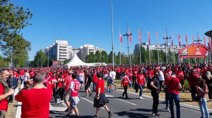 Velika gužva ispred Štark Arene pred utakmicu Olimipijakosa i Efesa: Grci kupili većinu karata (VIDEO)