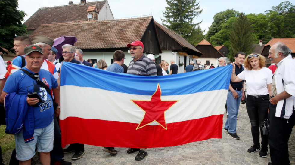 U Kumrovcu obeležena 130. godišnjica Titovog rođenja uz kozaračko kolo i parolu "Mi smo Titovi, Tito je naš"