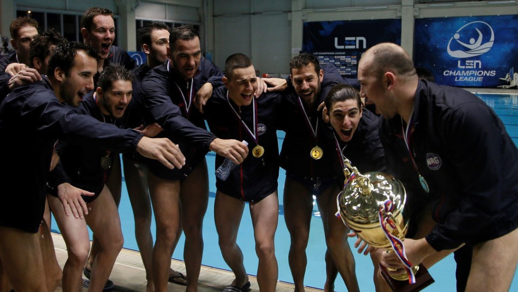 Vaterpolo klub Novi Beograd u novinama saznao da više nema trenera