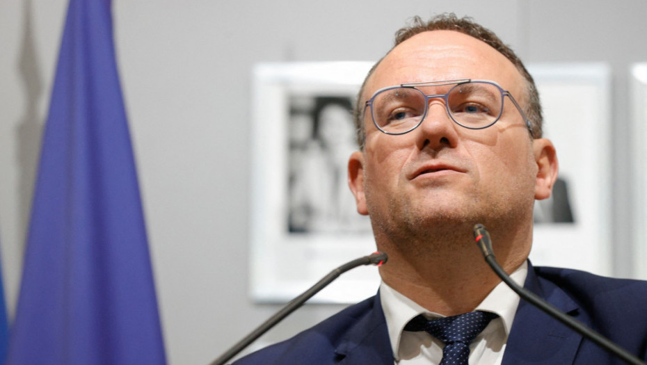Francuski ministar za solidarnost odbacuje optužbe za siIovanje