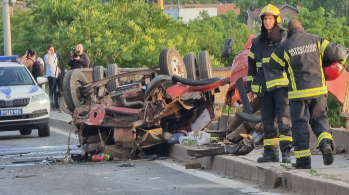 Teška saobraćajna nesreća na Pančevačkom mostu: Sudar automobila i kamiona, sumnja se da ima mrtvih