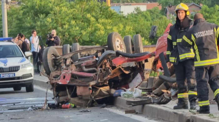 Teška saobraćajna nesreća na Pančevačkom mostu: Sudar automobila i kamiona, sumnja se da ima mrtvih