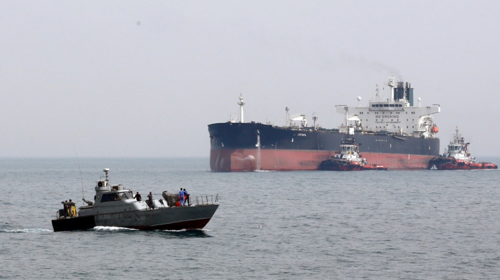 Ruska metoda za zaobilažene sankcija koja nosi veliki rizk: Pretovar nafte sa broda na brod na otvorenom moru