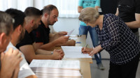 Odloženo glasanje u Velikom Trnovcu – svađa u biračkom odboru, dojava o bombi na mestu glasanja