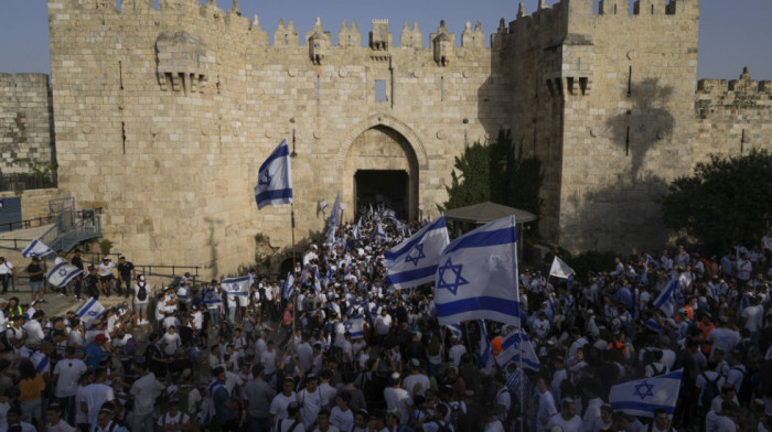 Marš koji izaziva duboke podele: Hiljade Izraelaca slavilo zauzimanje Starog grada u Jerusalimu