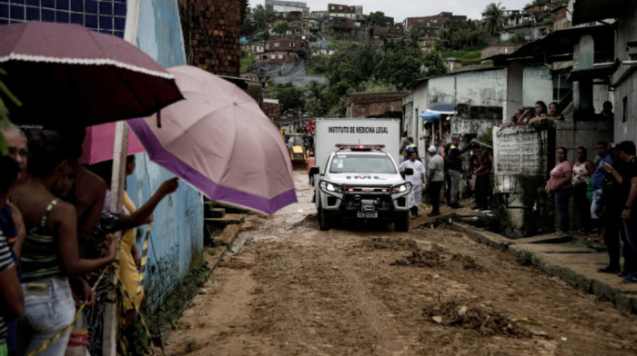 U poplavama i klizištima na severoistoku Brazila poginula 91 osoba