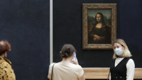 Čovek koji je bacio tortu na "Mona Lizu": Uradio sam to zato što postoje ljudi koji uništavaju Zemlju