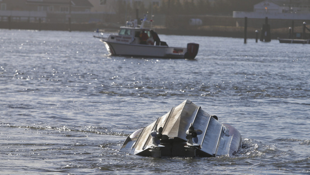 Prevrnuo se čamac u jezeru u Koloradu: Jedna žena poginula, deset osoba povređeno