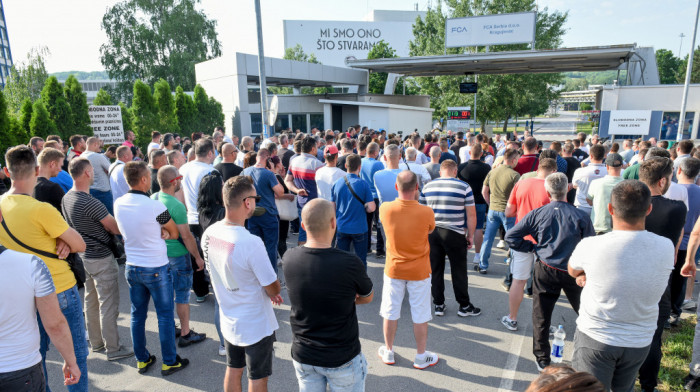 Protest radnika ispred fabrike Fijat zbog "nepoštovanja dogovora", Brnabić najavila nove razgovore sa Stelantisom