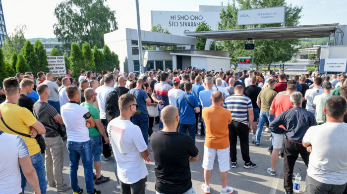 Protest radnika ispred fabrike Fijat zbog "nepoštovanja dogovora", Brnabić najavila nove razgovore sa Stelantisom