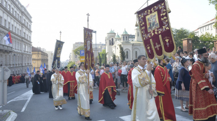 Tokom Spasovdanske litije, na uglu Kralja Milana i Kralja Milutina pomen žrtvama iz Ribnikara i Mladenovca