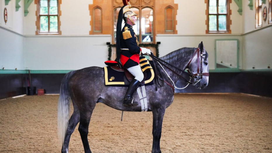 Makron poklanja rasnog konja kraljici Elizabeti povodom jubileja