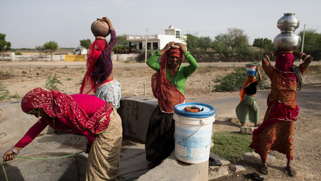 Žene u Indiji rizikuju život za vodu: Zbog suše ljudi preuzimaju ekstremne mere